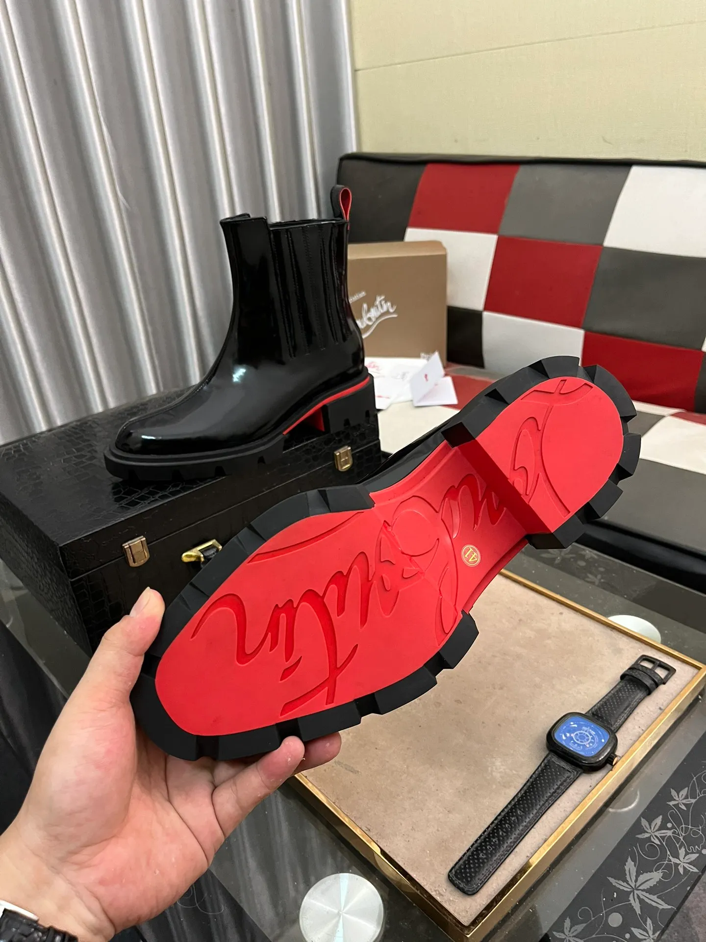Men's shoes 💰880⌚️⌚️CL New formal leather shoes Christia* Loubouti* Red-soled shoes GREGGO men's Oxford shoes Made of imported cowhide/glossy patent leather/stitched contrasting high silk suede. Three-section toe design. Iconic red outsole, the ultimate personalized shoe. Original color cowhide lining. Original Italian leather outsole; fine workmanship brings you a luxurious experience. With its neat silhouette and straightforwardness, GREGGO men's Oxford shoes are Oxford shoes born for city roaming. The elegant lines and classic silhouette exude eternal charm. The black patent leather material is exquisite and eye-catching, adding a sense of luxury to the overall look. The slender toe design is full of elegance, and matched with closed shoelaces of the same color, the sophistication is invisible. The slim sole design provides the shoes with a light foot feel, elegant steps, and a refined and elegant look. Shows outstanding texture.  Standard leather shoe size: 38-44